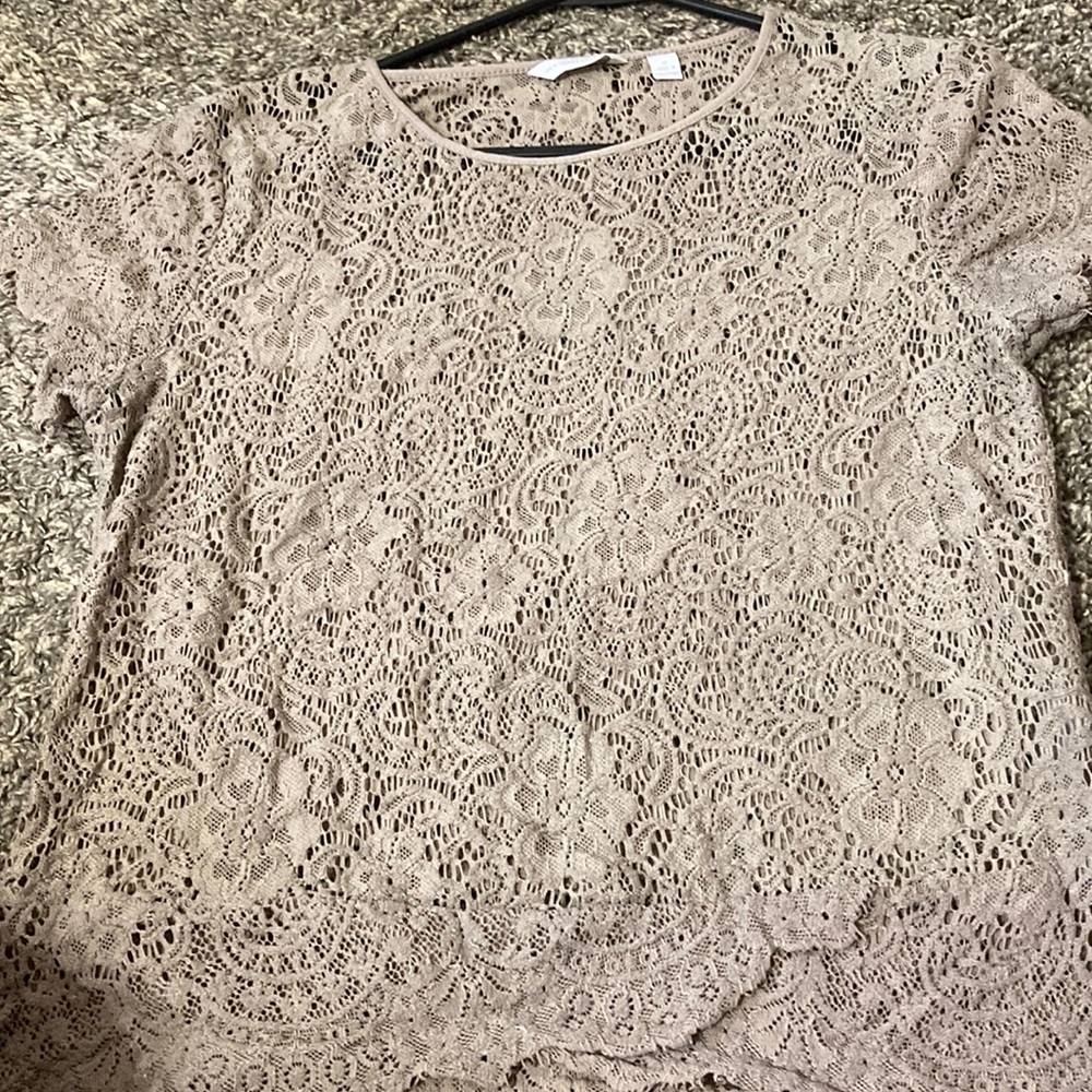 This is a cute laced top never been worn and super cute